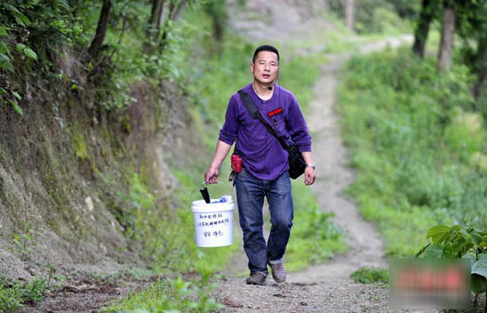 ͼΪ��־�����Ŷ���ҩ��ϡ��ר��Ͱǰ������԰��ũ��������ҩ�ļ���ָ����